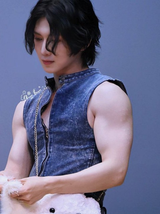 andfuckkq's tweet photo. yeosang bicep evolution send tweet https://t.co/v7dEJfBPXw