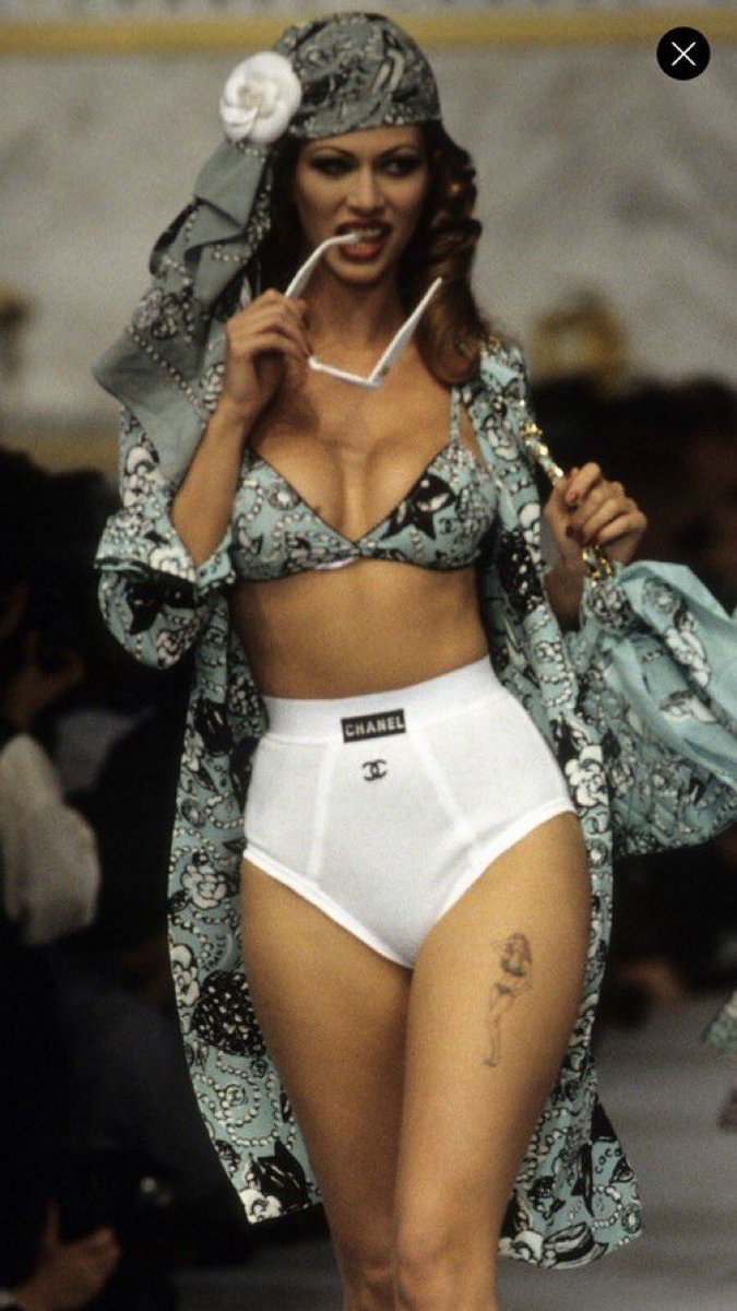 TrimCrave's tweet photo. Chanel don’t even make panties currently so she went to jail in grandma vintage chanelly? 😹😹 https://t.co/oSveNZdrUY