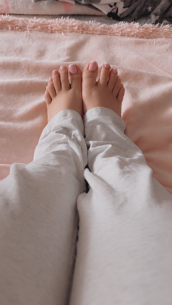 Goddess_MaiaXO's tweet photo. my feet is your new gf https://t.co/Uw8NDszLu1