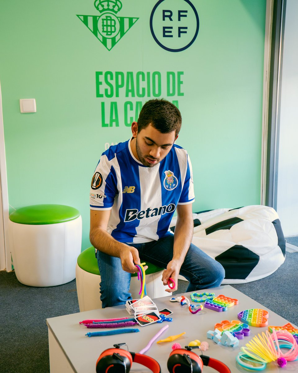 RBetisFundacion's tweet photo. 💚🤝💙

Hoy hemos recibido a Martim, un aficionado del @FCPorto ⚽️ Tiene autismo y gracias a la Sala Sensorial del @RealBetis puede acompañar a su equipo por primera vez fuera de casa 🤗

¡Encantados de haberte conocido! 🙌 https://t.co/Xw3yHhlWxd