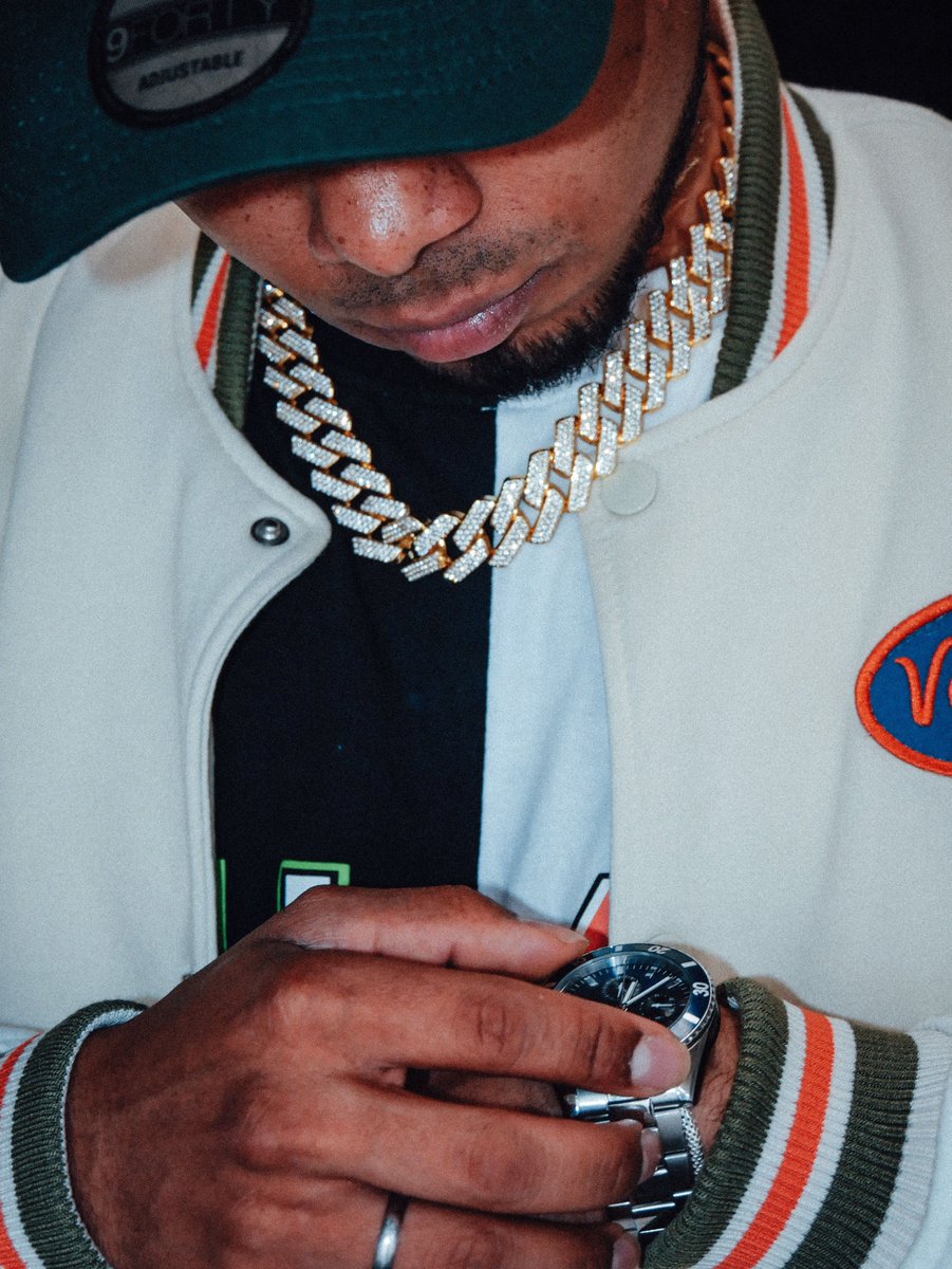 Lajewelerzz's tweet photo. Details that elevate the entire fit. Heavy links, clean wrist game, absolute perfection. 🧊✨
Grab yours now—link in bio! 🔗
#mensstyle #icedout #cubanchain #luxurywatch #streetwear #curatedbyluxe #drip https://t.co/6Xww1qf1Dh