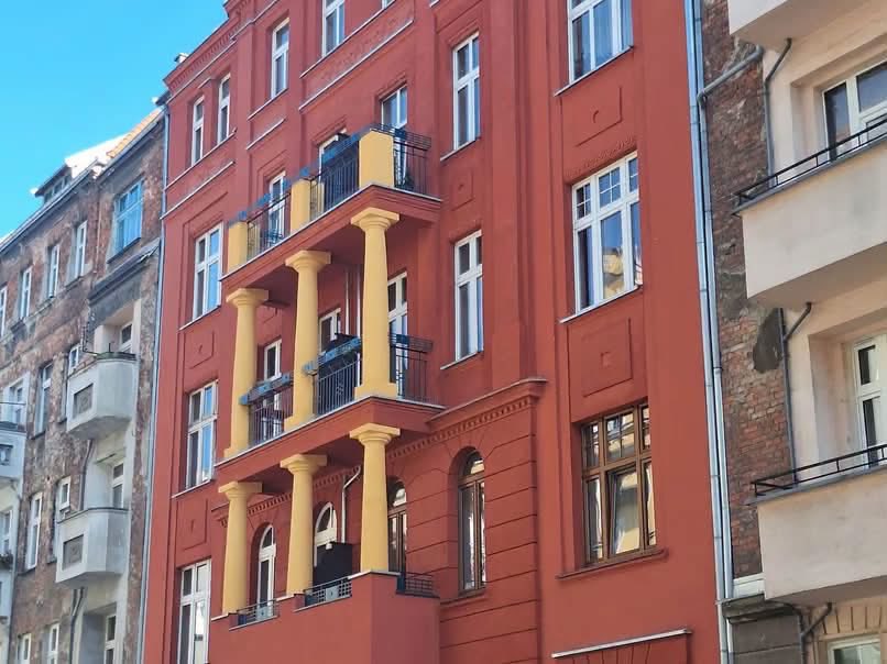 wroclaw_info's tweet photo. Kamienica przy ul. Żeromskiego 21 na Ołbinie zyskała nowy wygląd! 🌆 Ceglastoczerwona elewacja i jasnożółte kolumny balkonowe nadały jej wyjątkowego charakteru 🤩 https://t.co/jqhC0mDPFh