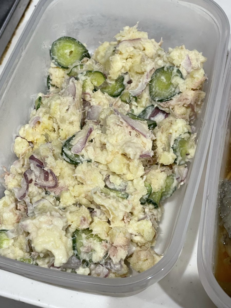 elleair426's tweet photo. 餃子🥟パーティーの準備✨
150個としじみの味噌汁・ポテサラ・あじ南蛮作ったー！あとは楽しむ���け☺️ https://t.co/FEsTPdsyUO