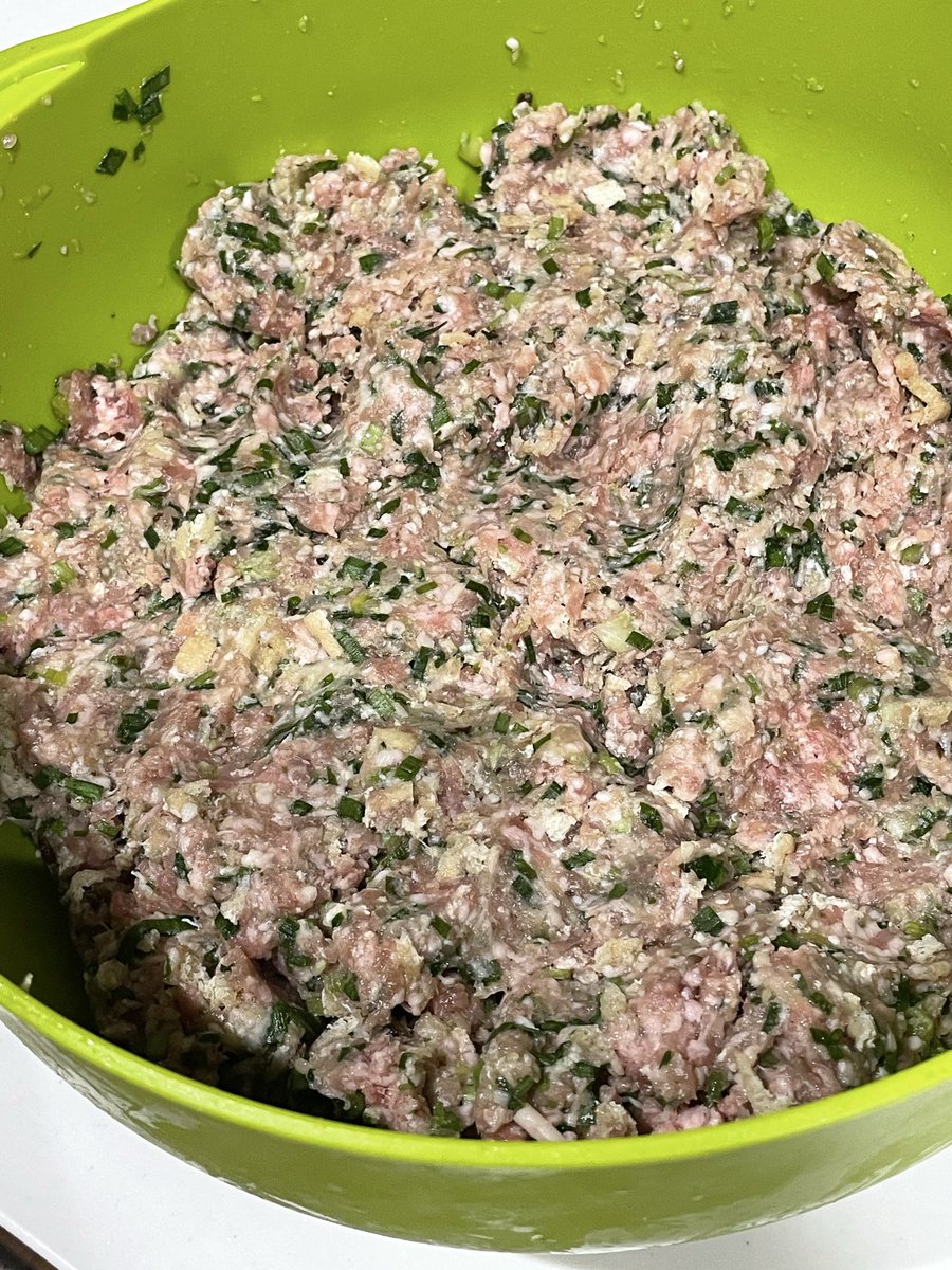 elleair426's tweet photo. 餃子🥟パーティーの準備✨
150個としじみの味噌汁・ポテサラ・あじ南蛮作ったー！あとは楽しむ���け☺️ https://t.co/FEsTPdsyUO