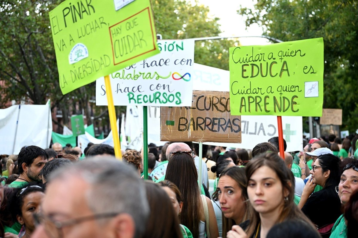ionebelarra's tweet photo. De la educación pública van a venir todas las transformaciones que necesita nuestro país. Por eso hoy acompañamos a las profes y a los profes de la Comunidad de Madrid en el primer día de huelga indefinida exigiendo mejores condiciones. ¡A conquistar derechos, a la huelga! https://t.co/x7jv79cnJh