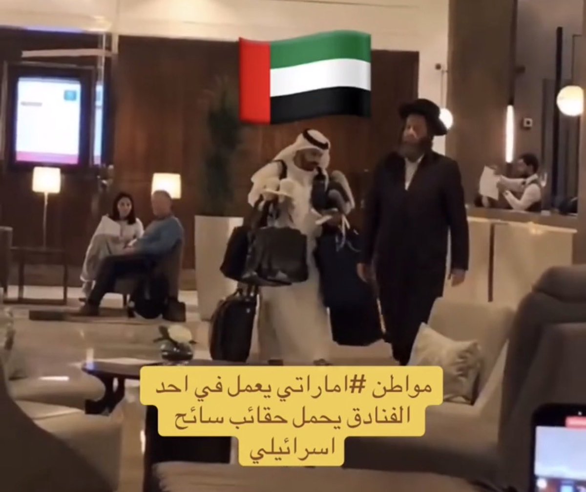 _llnanotherway's tweet photo. @fayaalharbi الفرق بينك وين السيكورتي اللي ماخذه طقطقه 
هو يخدم وطنه و ابناء وطنه  

و انتم خدم الصهاينه والارهابين 
🤣🤣 https://t.co/MiDGjTZ2fp
