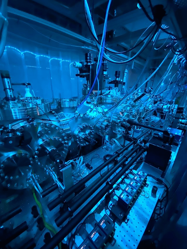 CuriousMargin's tweet photo. Tiny pieces of metal were in multiple places at once.

Physicists put particles containing over 7,000 atoms into a quantum state spread across different locations.

How did they test this? 👇🧵 https://t.co/sLOIbhQIcK