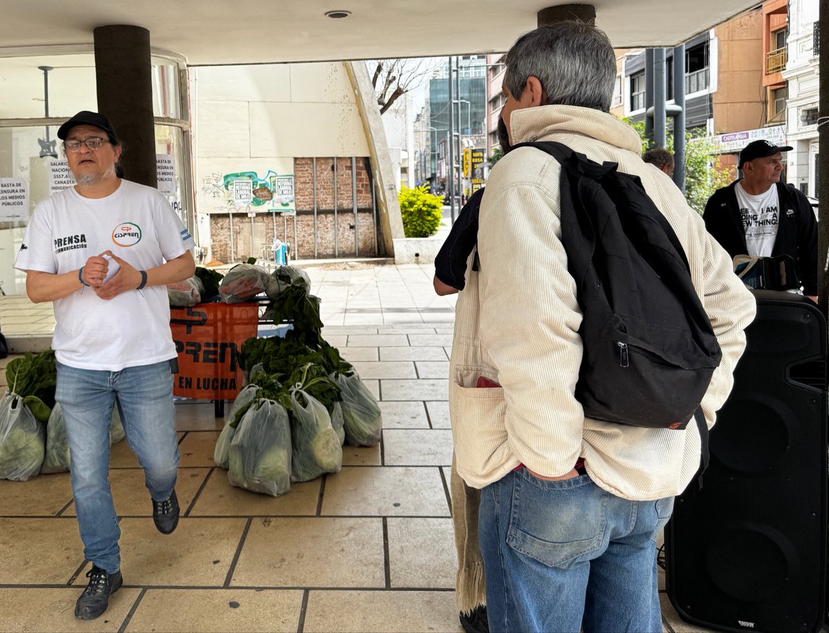 Cispren's tweet photo. 🥬📻 ¡El Verdurazo Nacional fue un éxito en Radio Nacional Córdoba!

La explanada de la radio se llenó de solidaridad y organización colectiva. https://t.co/h9ckvcTame