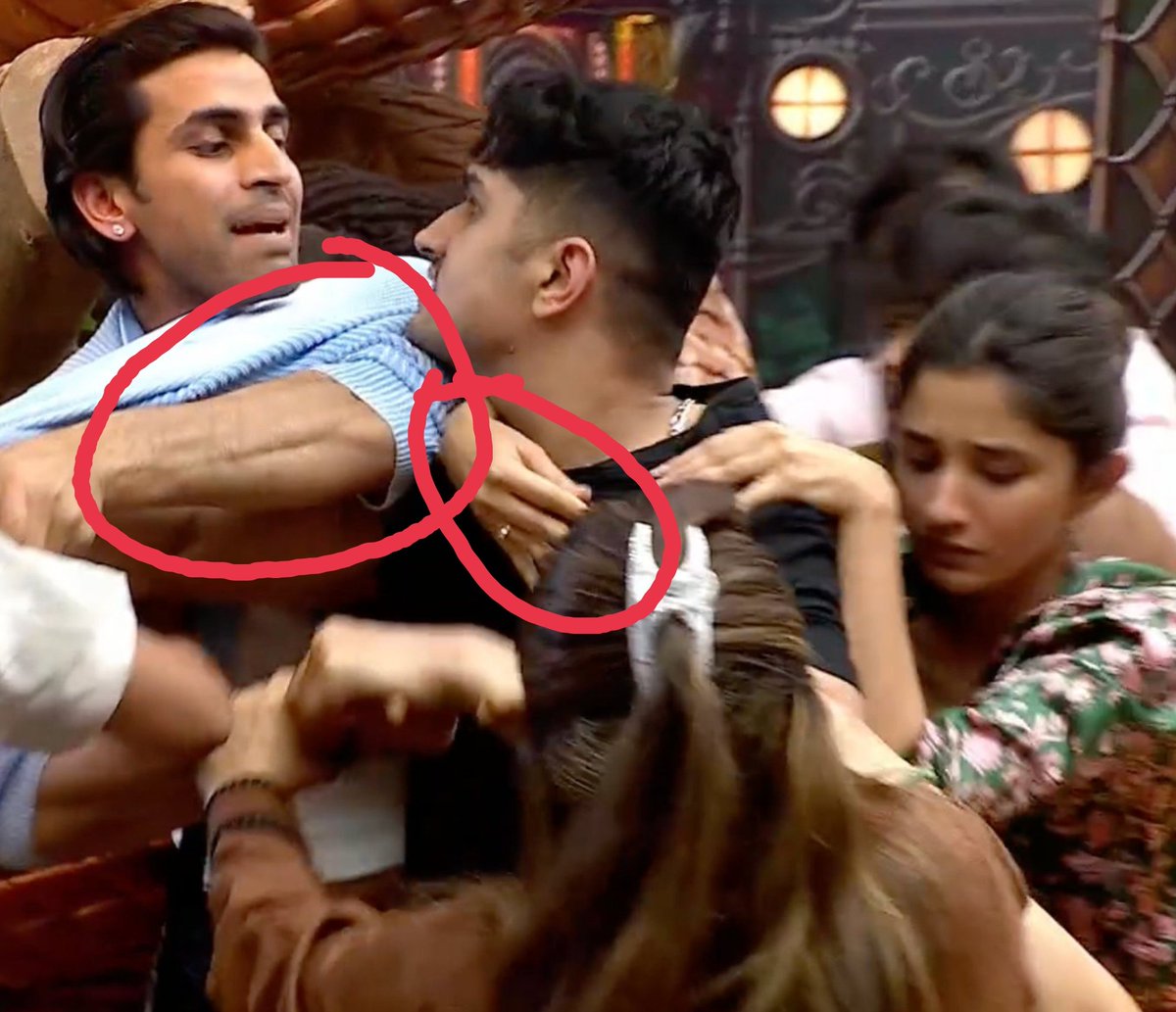 Duoo8907's tweet photo. @HotstarReality 100+ cameras still mahi hitting got unseen
This show how they are baised to industry people.. aur fir bolenge 20 saal se show hamara unbiased 🥴
If show is against violence then throw out mahi as well, if big boss and their have real guts https://t.co/Z5M373GRE3