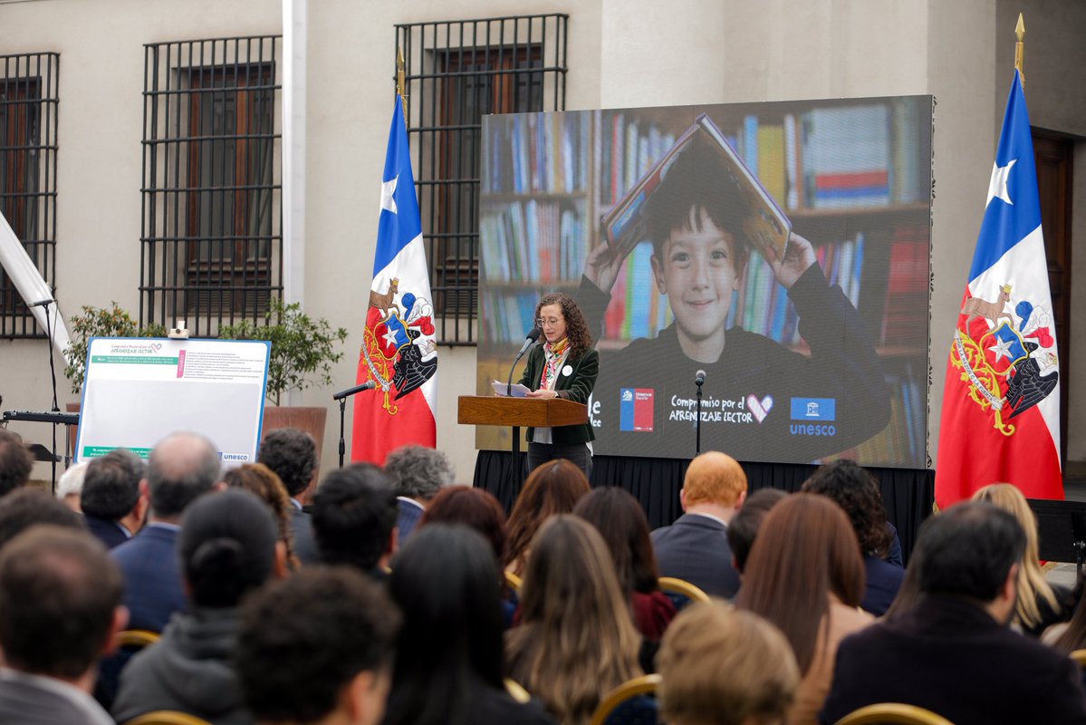 subeduc's tweet photo. 📚🇨🇱 ¡Por un Chile que Lee! 

El subsecretario Daniel Rodríguez participó en el Palacio de La Moneda en el aniversario del Compromiso Nacional por el Aprendizaje Lector, reafirmando la importancia de que todos los niños lean comprensivamente antes de terminar 2do básico. https://t.co/6slozApdgK