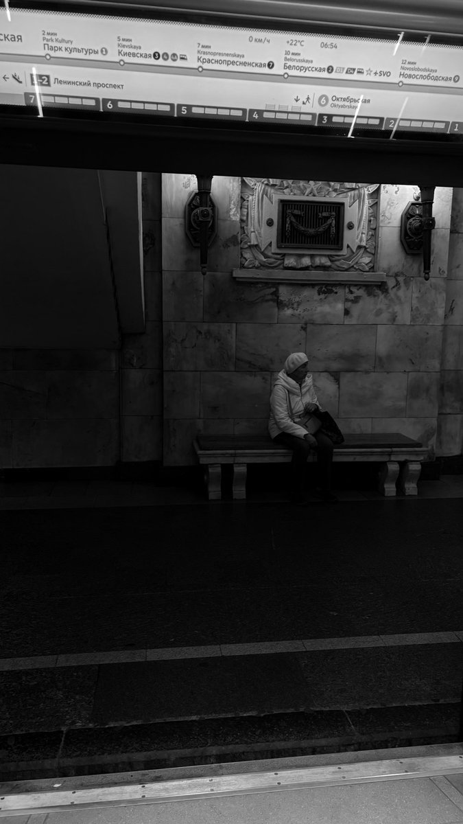 tolyakaftan's tweet photo. Moscow Metro Circle Line station; photo taken during open hours—managed to catch a moment with no movement. 

#Metro #StreetPhotography #UrbanExploration #CapturedMoment https://t.co/sHSdS7VPi1