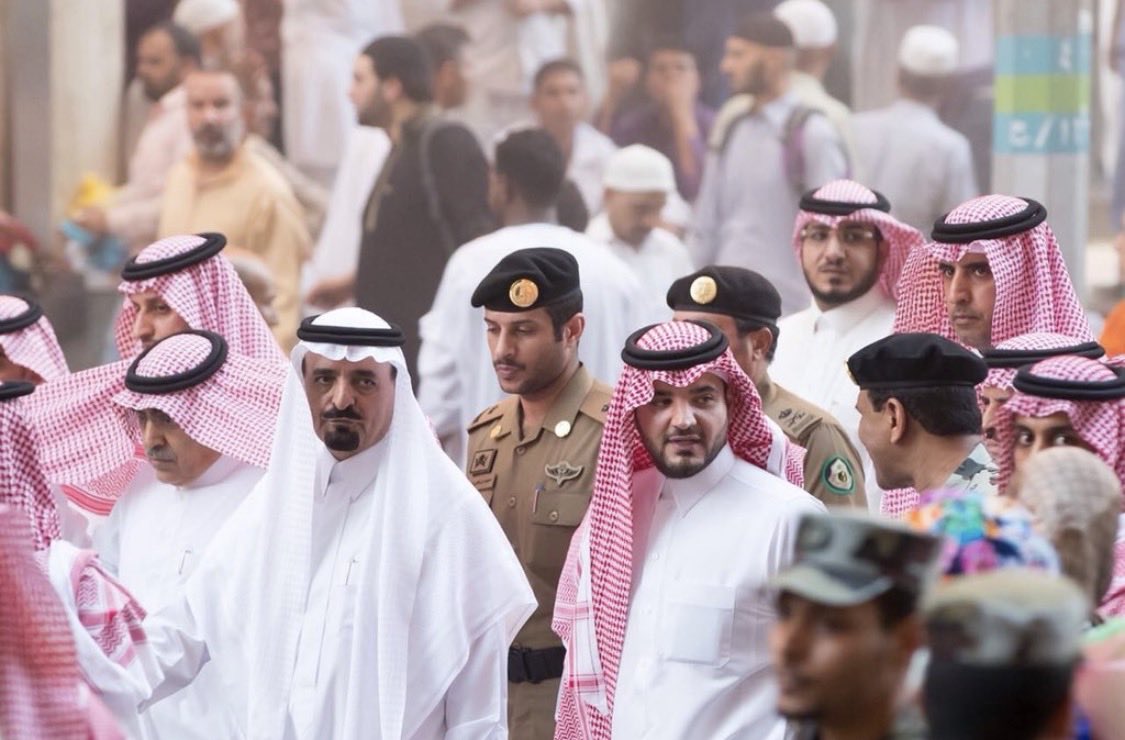 OsamaSAlqahtani's tweet photo. صورة لوالدي رحمة الله عليه مع سمو سيدي وزير الداخلية في زيارة ميدانية لسموه عام ٢٠١٨م للحرم المكي للاطمئنان والاطلاع المباشر على الإجراءات الأمنية حرصا على سلامة المعتمرين

يظهر أيضا معالي مساعد وزير الداخلية لشؤون العمليات الأستاذ محمد المهنا

#الفريق_أول_سعيد_القحطاني غفر الله له وموتى المسلمين