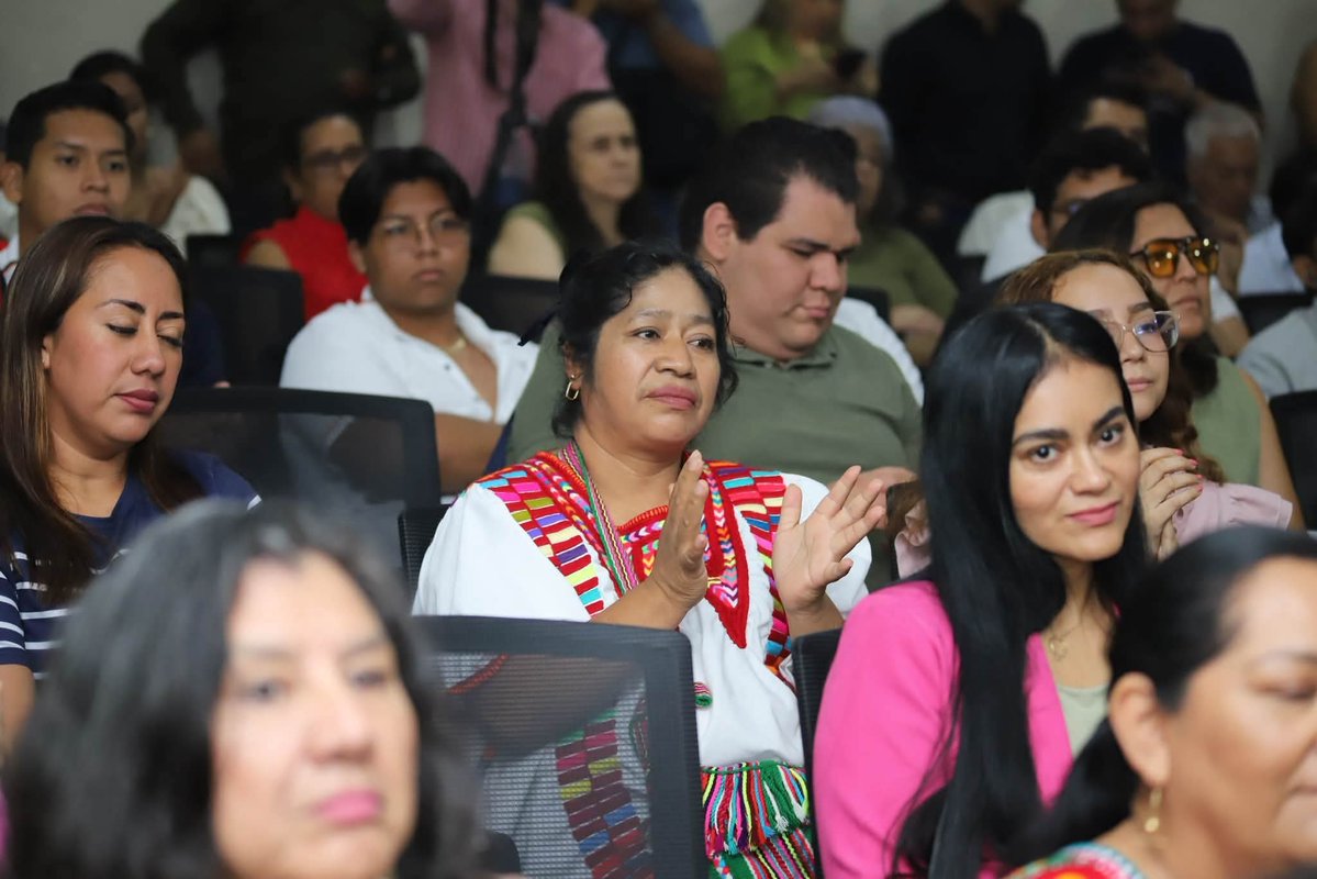 Marce_Castilloa's tweet photo. En el @congresoChis conmemoramos el 73 aniversario del sufragio femenino en México con el conversatorio “Del sufragio femenino a la defensa de la paridad efectiva”.
Inspirador coincidir con mujeres de diversas generaciones 💜
#Chiapas https://t.co/k8ofXq0M1R