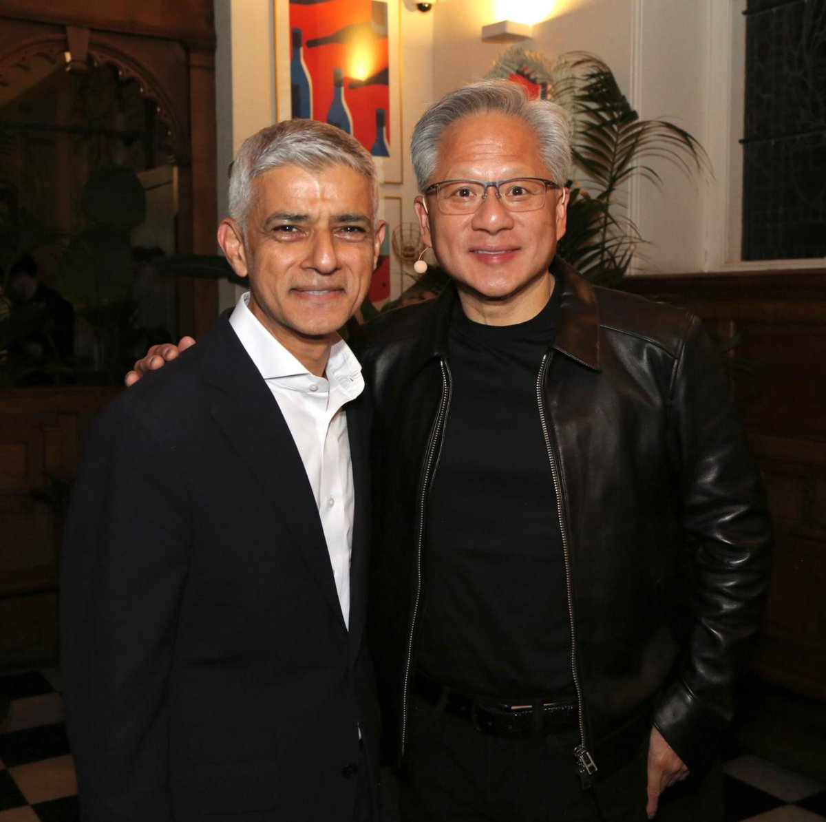 SadiqKhan's tweet photo. London is Europe's tech capital, and I’m proud that leading tech firms choose our city to invest in - creating jobs and supporting our economy.

@NVIDIA and @JensenHuang's continued commitment to London reflects the strength of our world-class research institutions, exceptional talent and thriving tech sector.