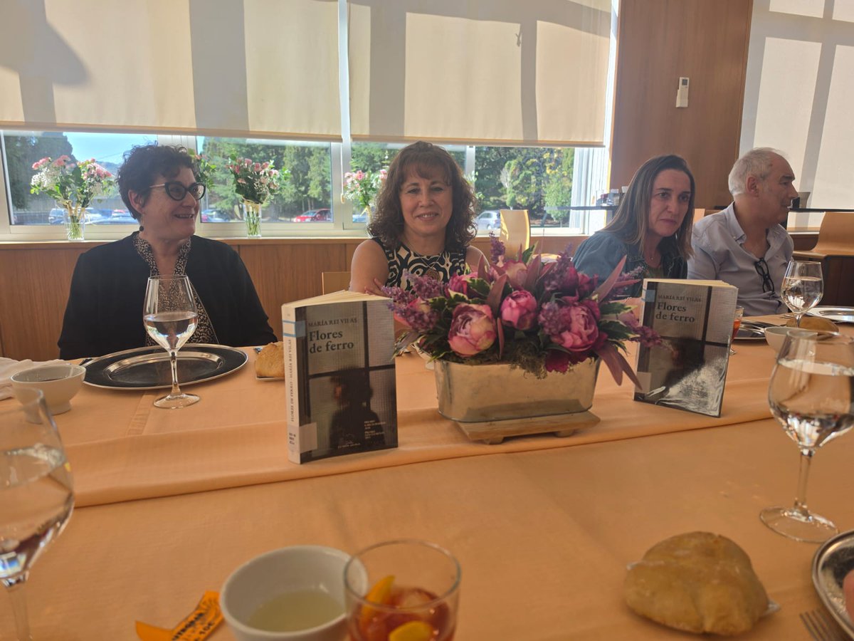 CaldodeGroria's tweet photo. Encontro con María Rei Vilas ao redor de Flores de Ferro💐
#bescolaresgal #clubsdelectura #memoria #sororidade https://t.co/aGQAJkROW1