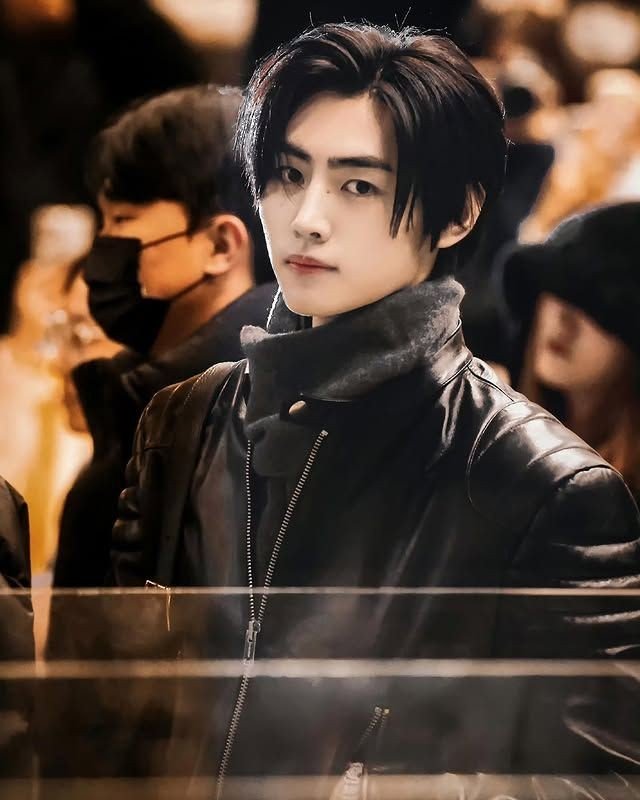 hoon_iceprince's tweet photo. this genre of “in the midst of the crowd, i don't see nobody but you” sunghoon https://t.co/9aOsAXeur6