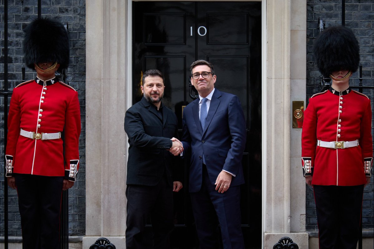 tomhfh's tweet photo. We should have the King's Guard outside Downing Street whenever there is a great matter of state or foreign visit.

Absolute aura. Smart decision from No10 here. https://t.co/qECK1Ho2do