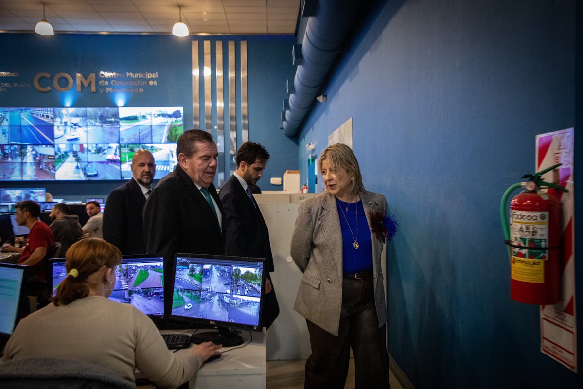 AleMonteoliva's tweet photo. En Mar del Plata, junto al intendente Guillermo Montenegro, estuvimos en el Centro Municipal de Operaciones y Monitoreo, donde hablamos de fortalecer la coordinación entre el Gobierno Nacional, el municipio y nuestras Fuerzas Federales, porque la seguridad requiere una respuesta conjunta.

Toda nuestra disposición para seguir articulando esfuerzos y trabajando juntos.