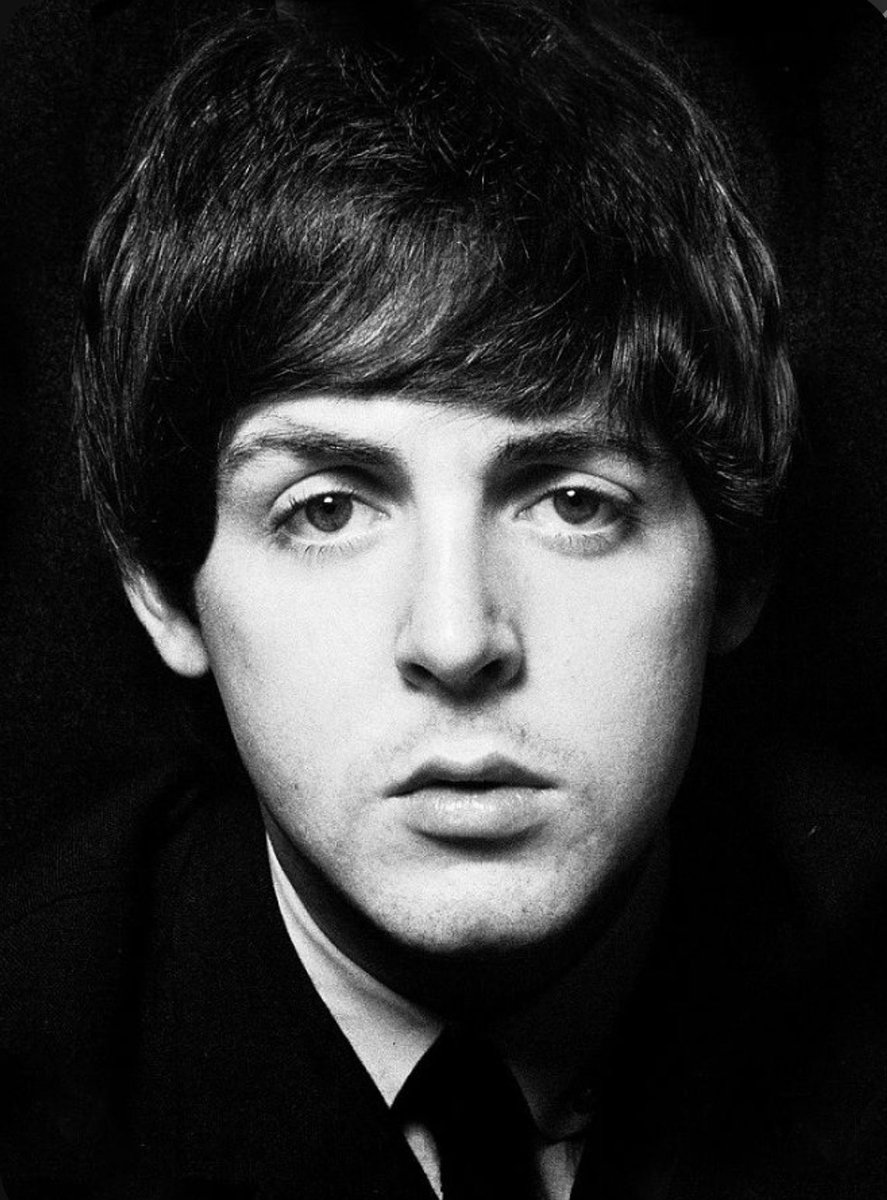 choquei's tweet photo. 🚨VEJA: Paul McCartney afirma que tem lembranças do próprio nascimento. O ex-Beatle diz recordar flashes do parto, incluindo azulejos brancos, instrumentos metálicos e até o som de um fórceps, mas admite não saber se as memórias são reais. https://t.co/rH1bZ1dN6P