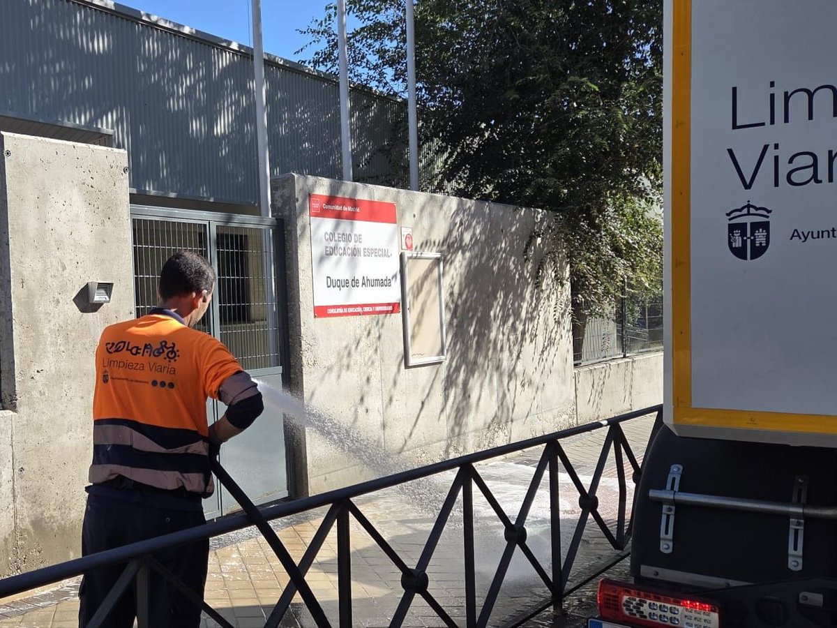 Ayto_Valdemoro's tweet photo. 🧹🧽 Los servicios municipales refuerzan la #limpieza en entornos escolares con actuaciones de barrido, baldeo y cuidado de zonas verdes para mantener en buen estado los accesos a colegios e institutos de #Valdemoro.
#Madrid #Entorno #Ciudad #Colegio https://t.co/vP7GO5zEnf