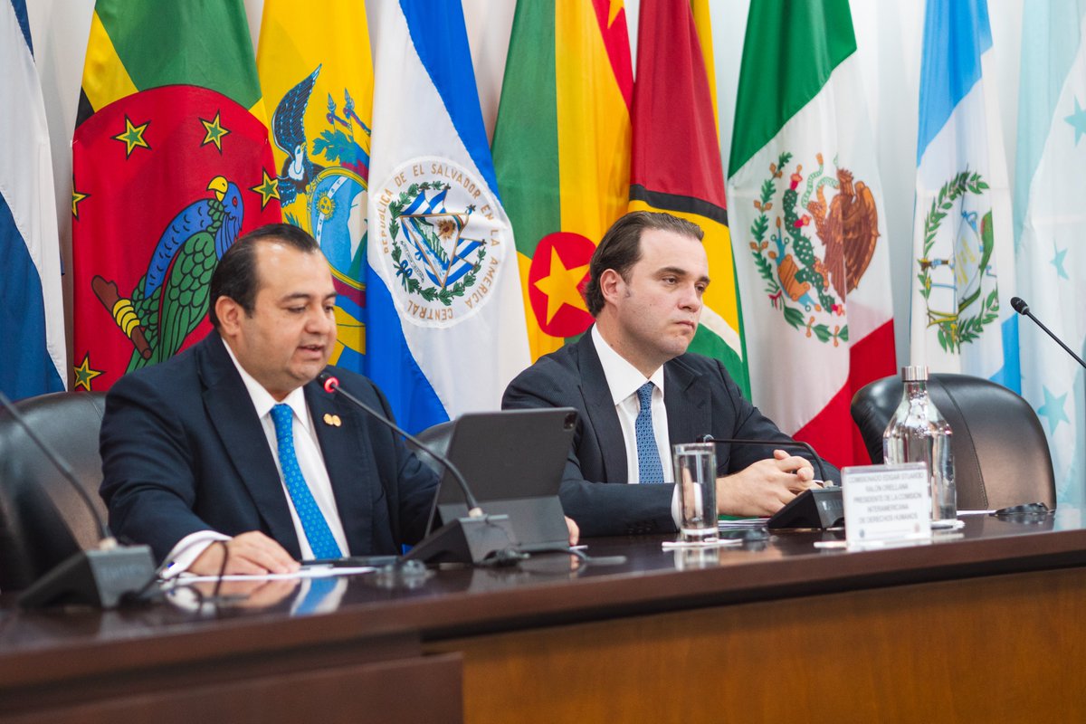 CIDH's tweet photo. El presidente de #CIDH @StuardoRalon ofreció palabras inaugurales en el VIII Foro del Sistema Interamericano de #DerechosHumanos en San José, Costa Rica. La secretaria ejecutiva @TaniaReneaum y el secretario ejecutivo adjunto Jorge Meza intervinieron como panelistas.
Asimismo, mantuvieron una reunión de alto nivel con @CorteIDH en la que los presidentes Stuardo Ralón y Rodrigo Mudrovitsch, junto a las secretarias Tania Reneaum y Gabriela Pacheco Arias, dialogaron sobre el trabajo interinstitucional para el fortalecimiento del sistema regional de #DerechosHumanos.