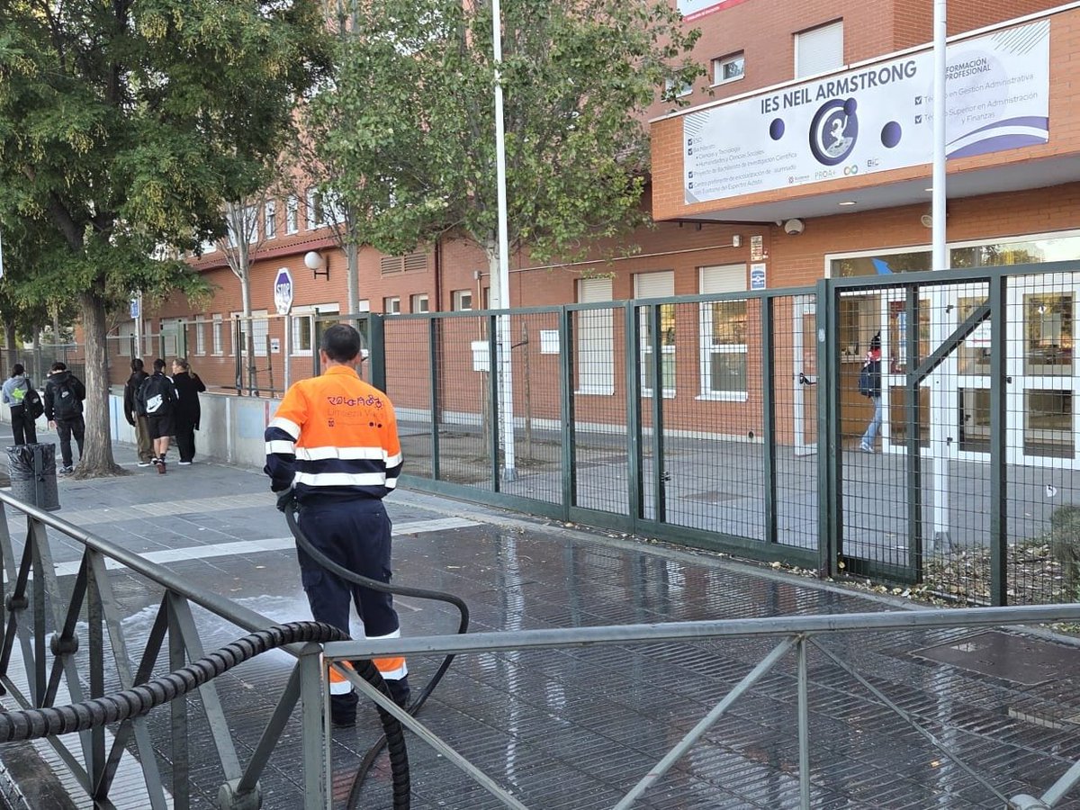 Ayto_Valdemoro's tweet photo. 🧹🧽 Los servicios municipales refuerzan la #limpieza en entornos escolares con actuaciones de barrido, baldeo y cuidado de zonas verdes para mantener en buen estado los accesos a colegios e institutos de #Valdemoro.
#Madrid #Entorno #Ciudad #Colegio https://t.co/vP7GO5zEnf