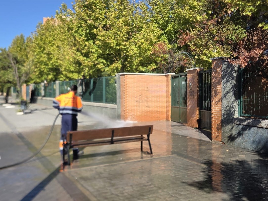 Ayto_Valdemoro's tweet photo. 🧹🧽 Los servicios municipales refuerzan la #limpieza en entornos escolares con actuaciones de barrido, baldeo y cuidado de zonas verdes para mantener en buen estado los accesos a colegios e institutos de #Valdemoro.
#Madrid #Entorno #Ciudad #Colegio https://t.co/vP7GO5zEnf
