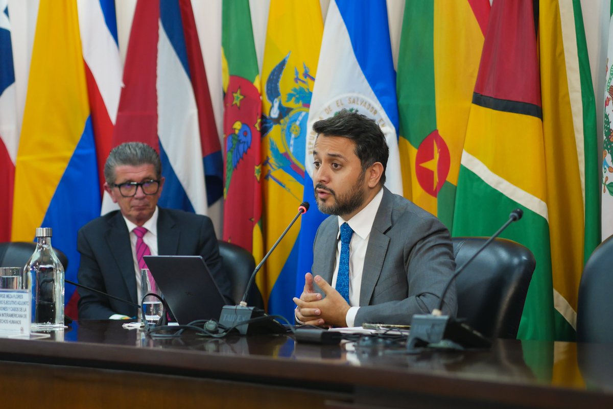 CIDH's tweet photo. El presidente de #CIDH @StuardoRalon ofreció palabras inaugurales en el VIII Foro del Sistema Interamericano de #DerechosHumanos en San José, Costa Rica. La secretaria ejecutiva @TaniaReneaum y el secretario ejecutivo adjunto Jorge Meza intervinieron como panelistas.
Asimismo, mantuvieron una reunión de alto nivel con @CorteIDH en la que los presidentes Stuardo Ralón y Rodrigo Mudrovitsch, junto a las secretarias Tania Reneaum y Gabriela Pacheco Arias, dialogaron sobre el trabajo interinstitucional para el fortalecimiento del sistema regional de #DerechosHumanos.