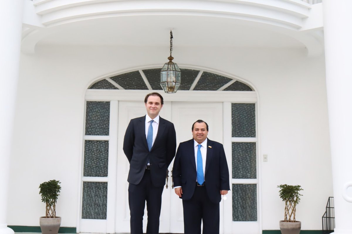 CIDH's tweet photo. El presidente de #CIDH @StuardoRalon ofreció palabras inaugurales en el VIII Foro del Sistema Interamericano de #DerechosHumanos en San José, Costa Rica. La secretaria ejecutiva @TaniaReneaum y el secretario ejecutivo adjunto Jorge Meza intervinieron como panelistas.
Asimismo, mantuvieron una reunión de alto nivel con @CorteIDH en la que los presidentes Stuardo Ralón y Rodrigo Mudrovitsch, junto a las secretarias Tania Reneaum y Gabriela Pacheco Arias, dialogaron sobre el trabajo interinstitucional para el fortalecimiento del sistema regional de #DerechosHumanos.