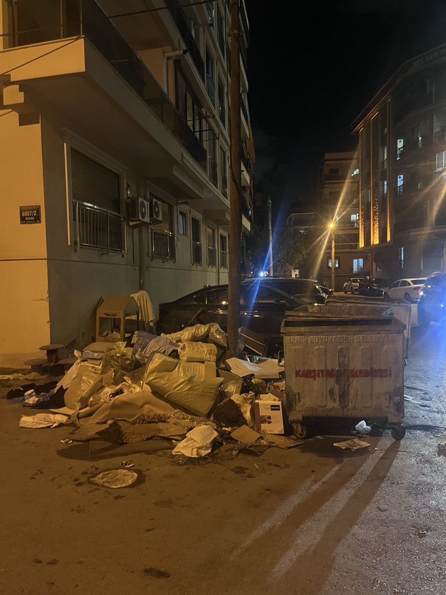 damlacevikk's tweet photo. Bunları artık kim toplayacaksa toplasın!.. Çöpleri buraya bırakıyorum üstüne alınan alınsın! Biz şikayet oluşturmaktan bıktık siz utanmadınız utanırmısınız hiç sanmıyorum!… @izmirbld @karsiyaka_bel @chp @yenipartiyiz @drcemiltugay #izmircöp https://t.co/cOZlCKVYxV