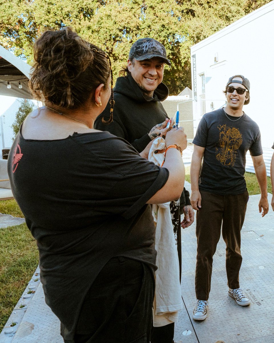 piercetheveil's tweet photo. ANGELICA’S DREAM DAY W/ PIERCE THE VEIL AT @AFTERSHOCKSAC.

Since being diagnosed with acute lymphoblastic leukemia this past June, Angelica has faced chemotherapy, bone marrow biopsies and now CAR T-cell therapy. We’re honored to give her a day to step away from it all and get lost in the music she loves. Here’s to more shows, more memories with your best friend and more reasons to keep holding on.

📸 Matty Vogel
🎥 Alex Ayala
