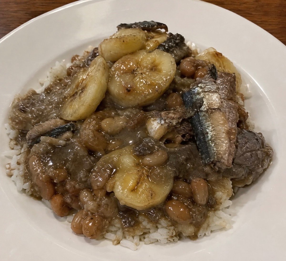 freshly_mulched's tweet photo. Sardines and bananas on a bed of rice and beans. https://t.co/9xsoWY3rEu