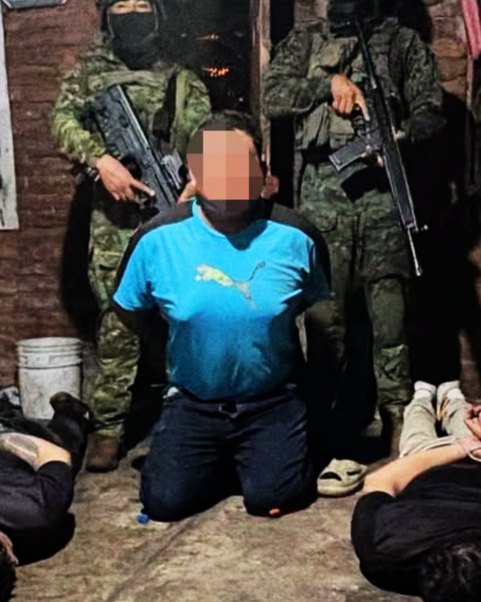 DefensaEc's tweet photo. 🚨 ¡CAE ALIAS “CARDONA”: LOS LOBOS PIERDEN OTRA CÉLULA!

Creían que podían seguir operando entre las sombras, rodeados de armas y protegidos por el silencio. Pero su escondite dejó de ser seguro y uno de los nombres que estaba en la mira terminó aprehendido: alias “Cardona”. https://t.co/ARkvCow19x