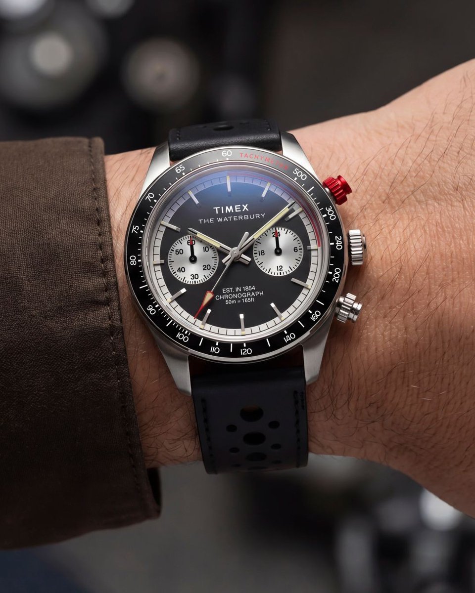 timex's tweet photo. Time looks good in black. Spooky season agrees. 🖤

Shop our black dial watches: https://t.co/LojY5fyQC4

#timex #analoglife https://t.co/62fiRPrn7x