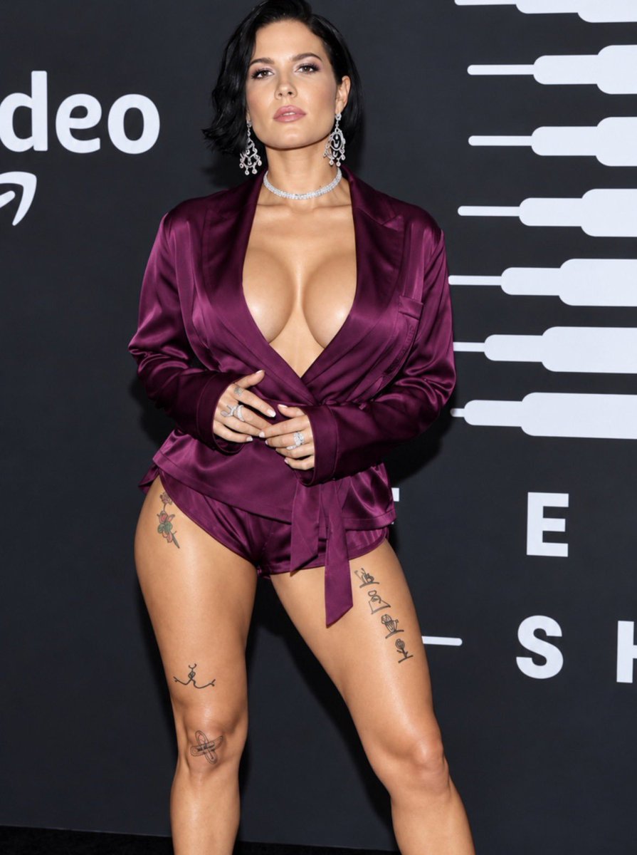 FrameCrave_'s tweet photo. Halsey catches attention on the red carpet at Rihanna’s Savage X Fenty Show, bringing star power and elegance to the fashion event. https://t.co/PJvz4ROWRX