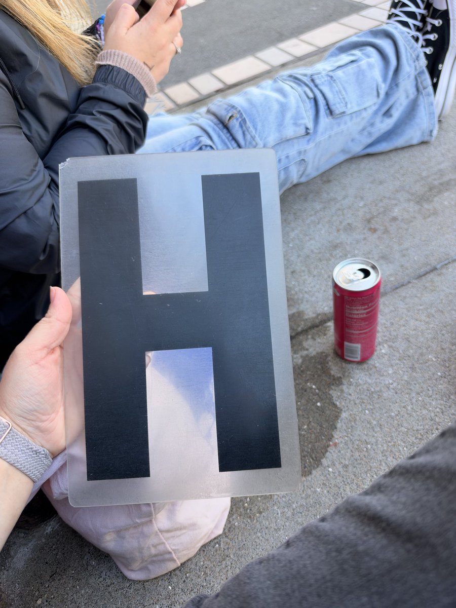 xbylerbelieverx's tweet photo. Got the H from the Finn Wolfhard sign https://t.co/qq9QwbIM7O