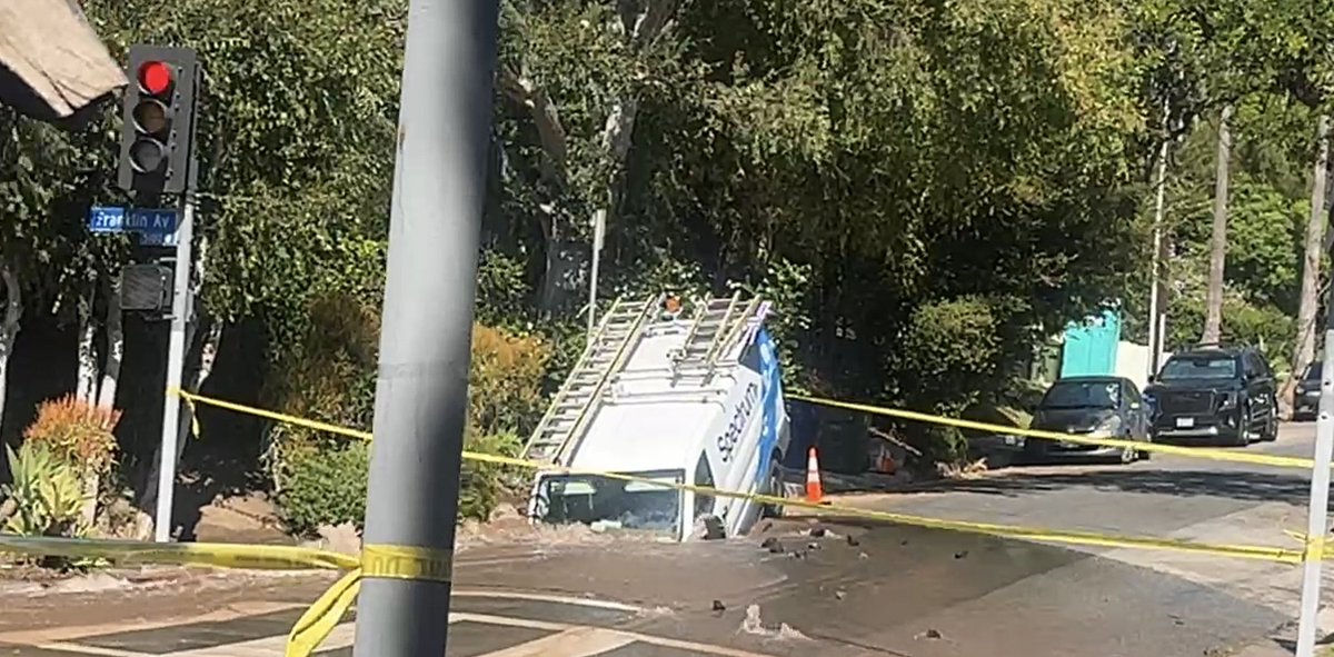 CodeThreeNews's tweet photo. 💦#LosFeliz: Would you be surprised if I told you another water main broke near Normandie and Franklin, that caused a sink hole, and almost swallowed a Spectrum work van? No? Good cause I wasn’t 🥴 #LosAngeles problems… https://t.co/nxVyX8Am4f