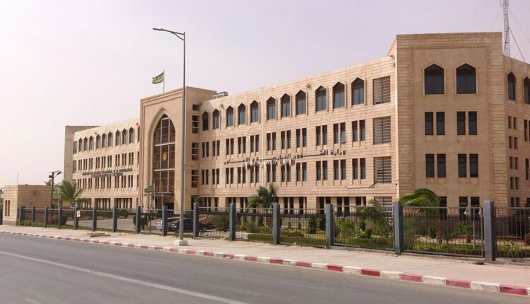 agelMauritania's tweet photo. قدرت وزارة الخارجية الموريتانية عدد المواطنين المقيمين خارج البلاد بنحو 400 ألف شخص، يتوزعون على 25 دولة في أربع قارات، مشيرة إلى غياب إحصائيات دقيقة ومؤسسية بشأن أعداد الجاليات الموريتانية في الخارج. https://t.co/3e4AXzOD3J