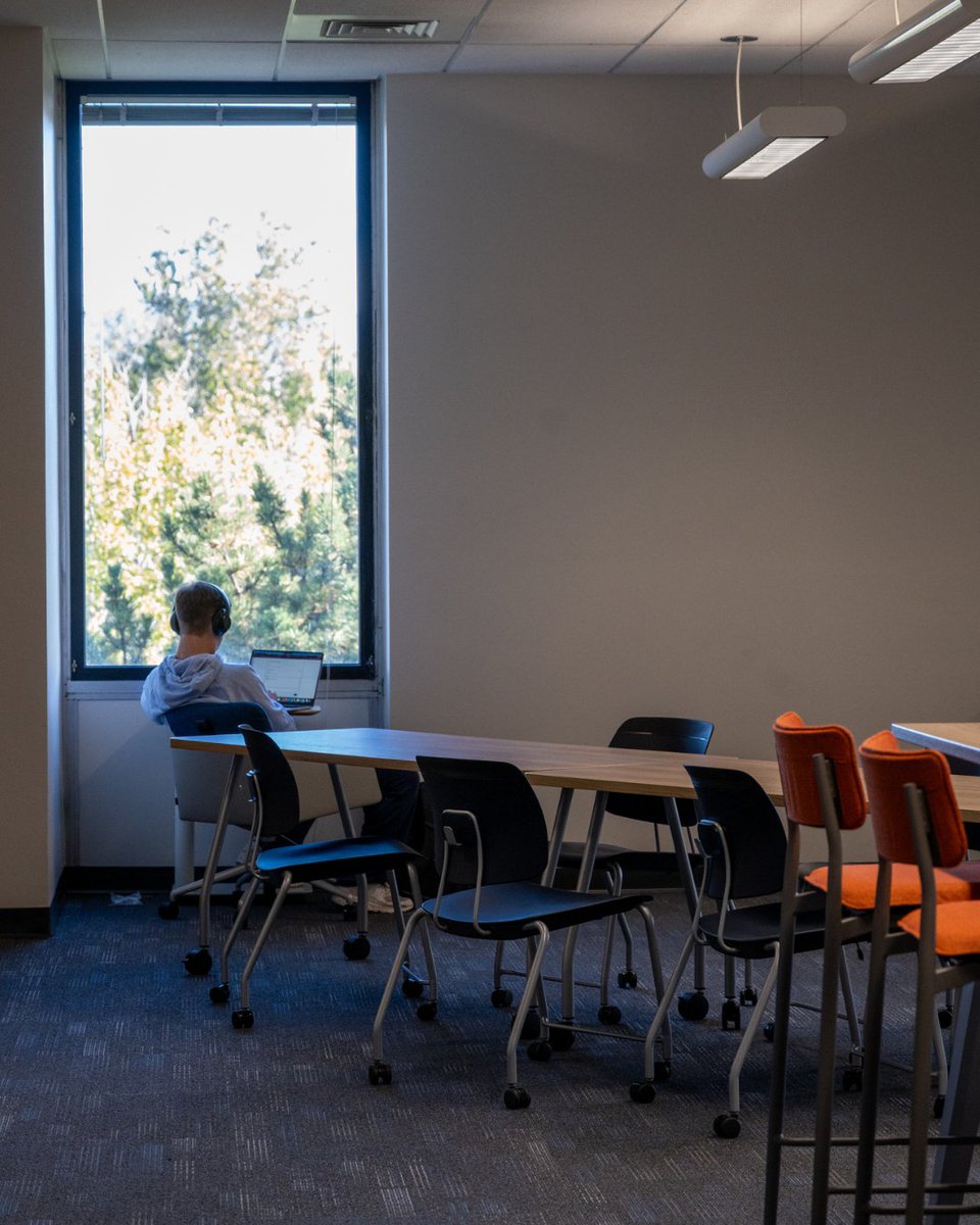 BoiseState's tweet photo. Study with a view🔭The newly renovated fourth floor of @BSULibrary is open.

Find everything the library offers students, staff and faculty at https://t.co/LkBtpTCqgr.

#BoiseState https://t.co/dhFrpzkt0u