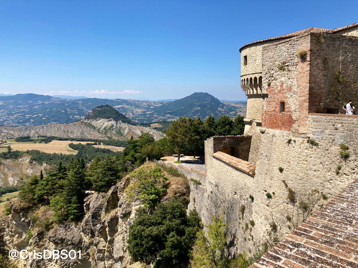 CrisDBS01's tweet photo. 📸 Beyond the history, get your camera ready: from the top of the rocky cliff, you get a breathtaking 360° view over the Valmarecchia valley. The perfect spot for photography lovers and stunning landscapes! 
#SanLeo #Montefeltro #Photography #LandscapePhotography #VisitItaly https://t.co/6CSpwiHAuM