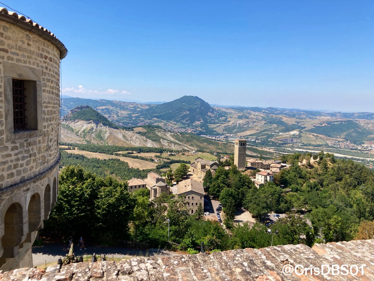 CrisDBS01's tweet photo. 📸 Beyond the history, get your camera ready: from the top of the rocky cliff, you get a breathtaking 360° view over the Valmarecchia valley. The perfect spot for photography lovers and stunning landscapes! 
#SanLeo #Montefeltro #Photography #LandscapePhotography #VisitItaly https://t.co/6CSpwiHAuM