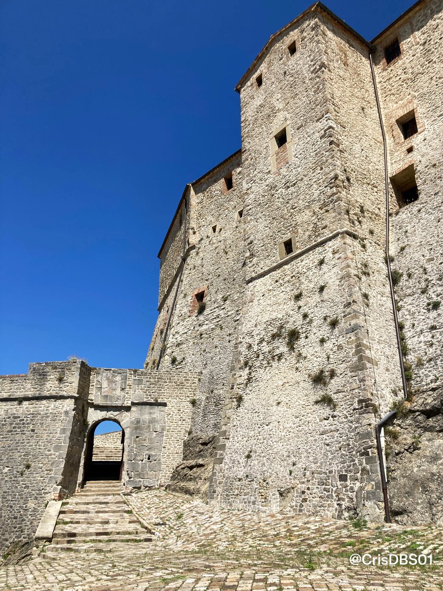 CrisDBS01's tweet photo. Tracing history and mystery at the Fortress of San Leo 🏰
Here, within the massive walls designed by Francesco di Giorgio Martini, the mysterious Count of Cagliostro was held prisoner. A place where time seems to have stood still.
@ComunediSanLeo @turismoER #SanLeo #Rimini #VisitItaly #BeautifulDestinations #ItalianCastles #TravelTuesday #DiscoverItaly #TurismoER 🇮🇹