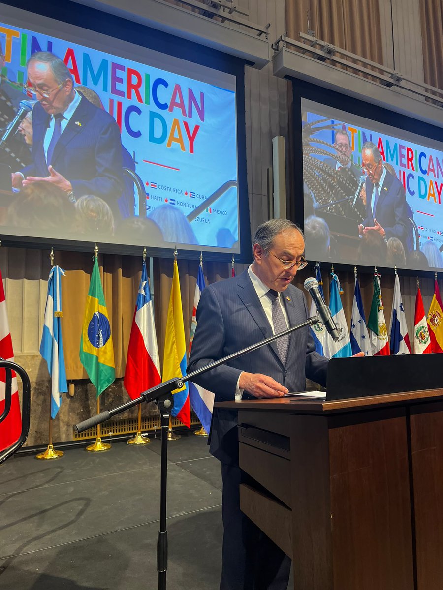 ColEmbCanada's tweet photo. 🇨🇴🇨🇦 El 8 de octubre, Colombia participó junto a los países de GRULA en el 10.º Latin American and Hispanic Day on the Hill, en el Parlamento de Canadá, una celebración de la herencia latinoamericana e hispánica ante cerca de 800 invitados. https://t.co/2npWD8Drqc