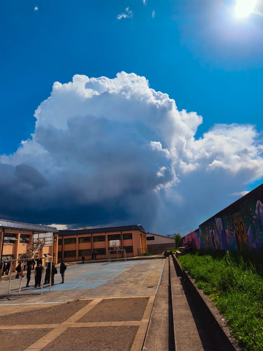 reddeemergencia's tweet photo. #Ahora gran nube cumulusnimbus ingresando cercano a #Curacautin precaución a lluvias intensas en corto período de tiempo, posibles granizos y tormentas eléctricas. https://t.co/LyQr3gEDTF