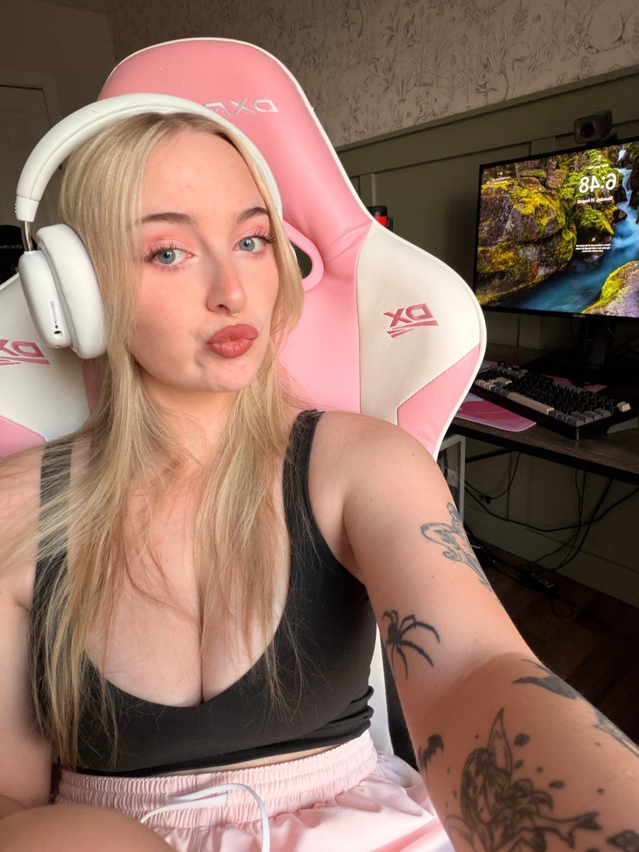 erinsoftyy's tweet photo. What's a girl got to do for a gaming partner x https://t.co/rV5Cv1X4o3