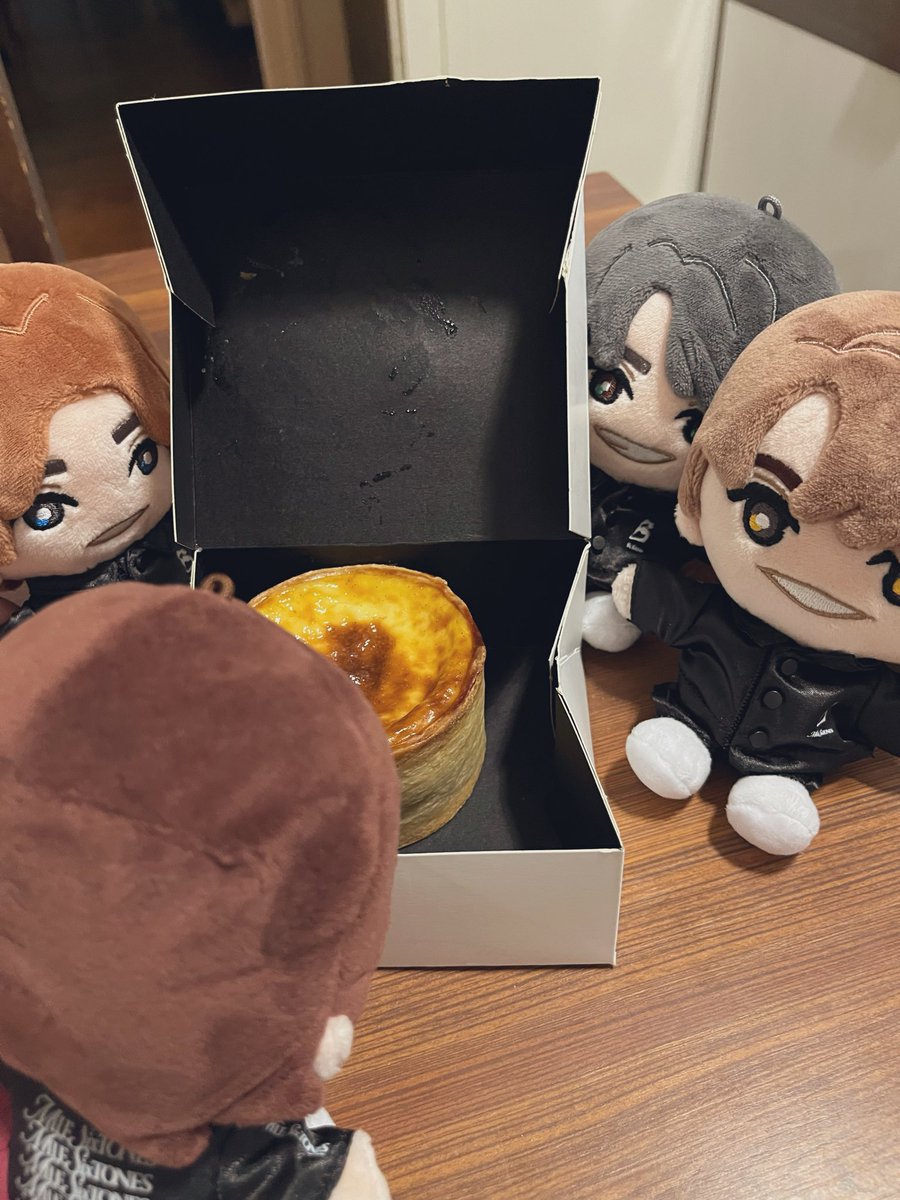 mpvxfine's tweet photo. 実はお土産にフランも買っていたのでした
カスタードとろとろでこれまた美味でした😋
(あの…きょもぬさん…見えない…) https://t.co/neILiFNWas