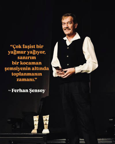 devrimneferi5's tweet photo. Usta Ferhan Şensoy ne güzel özetlemiş:

"Çok faşist bir yağmur yağıyor, sanırım bir kocaman şemsiyenin altında toplanmanın zamanı."  

Bugün üzerimize yağan; sansürdür, kayyumdur, baskıdır, tek adam rejiminin yasağıdır! Gün; küçük hesapları, suni ayrışmaları ve teferruatları bir kenara bırakma günüdür.
Erişim engellerine, susturulan ekranlara ve dikte edilen karanlığa karşı demokrasi, adalet ve tam bağımsızlık şemsiyesi altında birleşmek zorundayız.
Farklılıklarımız zenginliğimiz, özgürlüğümüz ise ortak geleceğimizdir. O şemsiyenin altında omuz omuza duracak, bu karanlığı birlikte aşacağız! 🇹🇷