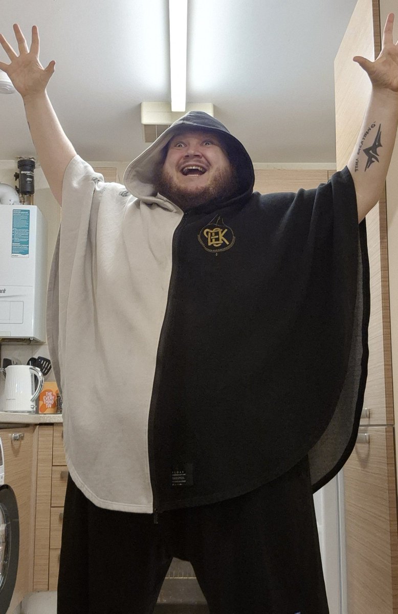 GenericIsJack's tweet photo. IT'S FΔCKING CAPE WEATHER SEASON https://t.co/zPnoWZFHt0
