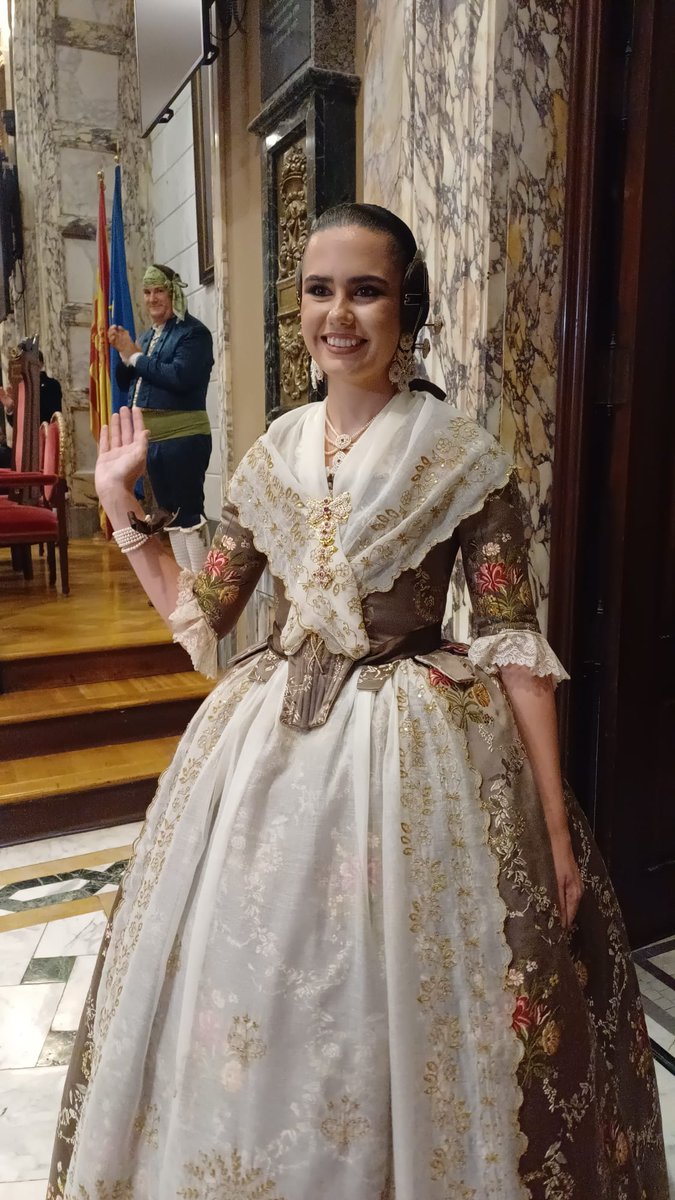 act_fallera's tweet photo. 📷 Así ha sido la emocionante entrada en el Hemiciclo del Ayuntamiento de Beatriz Blanco Tamarit, en su Proclamación como Fallera Mayor de Valencia del año 2027.

Foto: B. Torralba

#Fallas2027 #FallerasMayores #Valencia #ActualidadFallera https://t.co/kniHtlPBO6