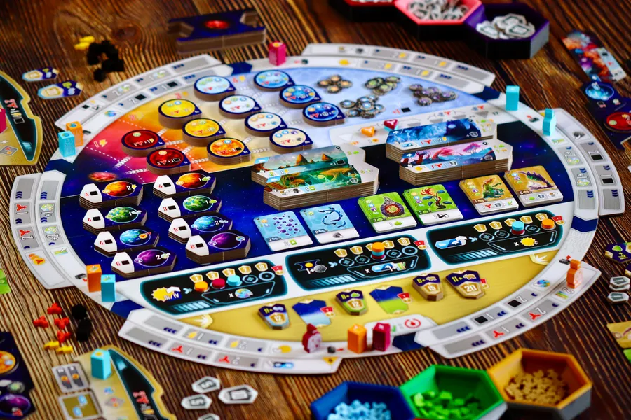 BoardGameJay's tweet photo. In this vibrant Euro board game, build solar systems &amp; fill them with life

-There's an outer &amp; inner rondel track, outer for action selection, inner for future bonuses 
-You  plan a loop with this game, so moves setup future payoffs 
-Set collection  

This game is Entropy https://t.co/N2iqrWDXsp